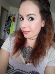 Mum shows her daughter how she did her makeup in the 90s 🙈 🙈