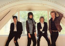 ∙ in 1978, she formed the pretenders, and the band broke through the following year with their first hit singles: Stop Your Sobbing The First Flower Of The Pretenders Love Of The Kinks