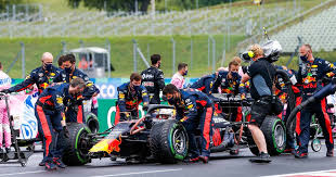 Ook siku, diddl en stenen honden worden. Formel 1 Red Bull Mechaniker Reparieren Auto Von Max Verstappen Schnell Flipboard
