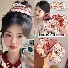 🅐🅢童装第𝟴期团购📆𝟮𝟲/𝟭𝟭-𝟳/𝟭𝟮 (𝟴号截止) H406-FS  红白色系大肠发圈💰RM8.00🉐3款姐妹们！这款红白大肠圈真的强推！ 它不仅显脸小，还能瞬间拉高颅顶，丸子头直接变得超蓬松！  布料软软的，弹力大又不勒头，小朋友、大人都能戴！