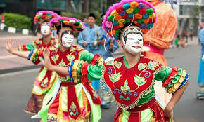 Ternyata masyarakat betawi punya seni tari yang jadi kebanggaan, namanya tari yapong. 16 Tarian Betawi Penjelasan Fungsi Busana Dan Gambarnya Lengkap