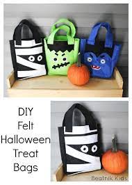 These Felt Halloween Treat Bags Are So Cute And Sew Up Super Quick Halloween Treat Bags Felt Halloween Halloween Diy Kids