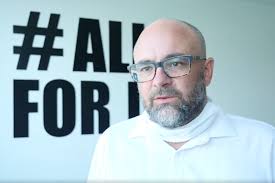 Reportér Aktualít našiel v schránke náboj. Ako reagujú kolegovia? (video)