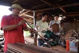Prissilia meja kerja kayu bisa jadi produk yang anda pertimbangkan. Remaja Belajar Bertukang Kayu Daripada Youtube Sarawakvoice Com