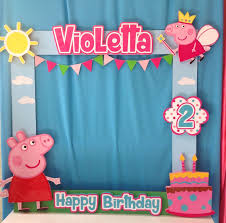 Le encanta peppa pig, y como no podía ser menos la decoración de la fiesta iba centrada en estos dibujos que tanto gusta a los niños, y en particular a ella. Marco Para Fotos Peppa Pig Fiesta De Cumpleanos De Peppa Pig Fiesta Tematica Peppa Pig Peppa Pig Cumpleanos Decoracion