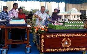 Hari hol almarhum sultan iskandar. 10 000 Pengunjung Hadiri Jamuan Teh Hari Keputeraan Sultan Johor Utusan Borneo Online