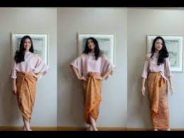 Kain batik yang cantik sebagai rok dipadupadankan dengan atasan polos, dapat menjadi pilihan busana yang menampilkan. 4 Easy Ways To Wear A Kain Batik Gemmadelicia Youtube