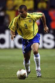 Ronaldo Of Brazil Runs With The Ball During The Fifa World Cup Finals 2002 Second Round Match Betw Leyendas De Futbol Ronaldo Nazario De Lima Portero De Futbol