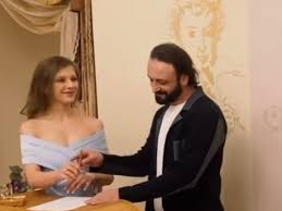 Актриса и жена хореографа ильи авербуха елизавета арзамасова в социальных сетях сообщила о своей беременности. 25 Letnyaya Arzamasova Vyshla Zamuzh Za 47 Letnego Averbuha Video Bulvar Shoubiz
