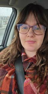 How to deal with oily bangs and wavy hair?