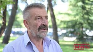 MIRSAD RASTODER BIHORAC KOSMOPOLITSKOG DUHA Piše: Božidar Proročić Crna  Gora je uvjek imala one posebne stvaraoce i pregaoce koji su sebe, svoj  život inetelektualne domete utkali u najljepše tokove savremene Crnogorske  kulturne