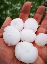 Nubi in progressivo aumento con piogge e rovesci anche a carattere temporalesco dal pomeriggio. Grossi Chicchi Di Ghiaccio Dal Cielo Breve Ma Intensa Grandinata A Peschie