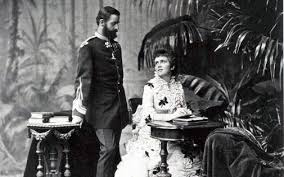 Filmul spune povestea impresionantă a vieții reginei elisabeta, o protectoare a artelor şi a celor defavorizați, cunoscută sub pseudonimul literar carmen sylva. Portretul Cuplului Regal Carol I Si Elisabeta In Jurnalul Reginei Maria