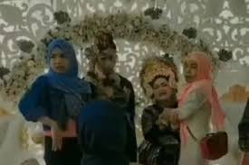 Dalam video tersebut, si pria tampak memeluk erat pengantin wanita. Pengantin Perempuan Histeris Hingga Pingsan Di Pelaminan Mantan Saya Senang Jika Dia Bahagia Halaman All Kompas Com