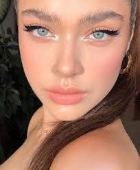 Sheena Pearson's Instagram, Twitter & Facebook