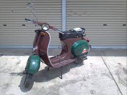 no 0207 ニックネーム イタくま メーカー名 車種 年式 ピアジオ ベスパ50s 1980年 アピールポイント グリップエンドウインカー はフロントとシートサイドにガラスレンズのロケットウインカーでセパレート化 合わせてテール換装 妻とタンデムするため102cc