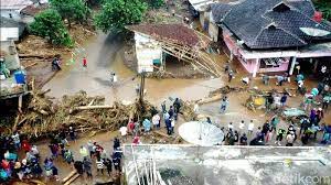 Bencana alam sendiri merupakan peristiwa alam yang dapat membawa akibat sangat besar bagi makhluk hidup pada umumnya, terutama bagi kehidupan manusia. 2 131 Bencana Terjadi Di Ri Hingga September 2020 Banjir Mendominasi