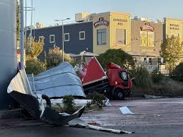 Photo Spectaculaire accident près de Marseille. Ce grand centre ...