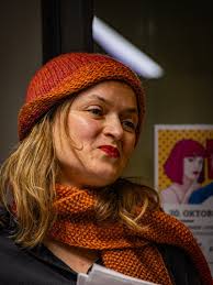 Jeanette Blank ist 1981 in Liechtenstein geboren. Sie hat in Zürich  Germanistik, Sozialpädagogik und Publizistik studiert und anschliessend  Weiterbildungen in Coaching und Organisationsentwicklung absolviert.  Wohnhaft in der Zentralschweiz arbeitet sie ...