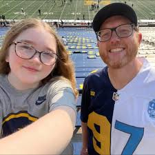 hi looking for someone who does mobile car detailing