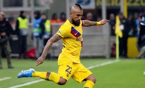 El jugador chileno, arturo vidal, mira desde el banco durante un partido de la liga española esta el 7 de octubre el f.c. Arturo Vidal Says Goodbye To Barcelona Ahead Of Move To Inter Football Espana