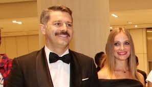 Η λένα δροσάκη είναι ένα από τα αξιοπρόσεκτα κι αξιοπερίεργα πρόσωπα που μπορεί να συναντήσεις στη ζωή σου. Lena Drosakh Full In Love Me Ton Ale3andro Mpoyrdoymh H Tryferh Fwtografia Toys Poy Anarthse Fay S Book