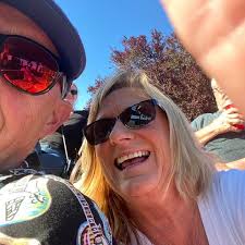 Who can bake an ocean themed cake with vanilla flavor and sprinkles