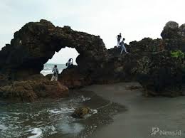 Pantai karang bolong memiliki daya tarik yang berbeda dengan pantai lain yang ada di kawasan kota banten. Jam Operasional Pantai Karang Bolong Morin Cirebon Pantai Karang Bolong Nusakambangan