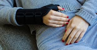 How to tell if my wrist is broken. Broken Hand Symptoms Causes Diagnosis And Treatment