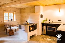 Ein Holzherd In Der Kuche Gemutlicher Geht S Nicht In 2020 Kamin Kuche Kuchen Holzofen Kuchenholzofen