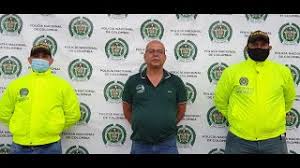 Un video revelado por alberto álvarez duque, abogado de ismael darío lopera, alias 'manolo' muestra cómo se entregó voluntariamente a la policía de medellín y se efectúa la orden de captura y el oficial le lee los derechos aclarando que a partir de ese momento queda bajo arresto. Eo0s8o Mhqkbsm