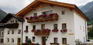 Heidenberger delle scuole offers a ski school and a storage for belongings. Appartments Heidenberger Hotel Gossensass