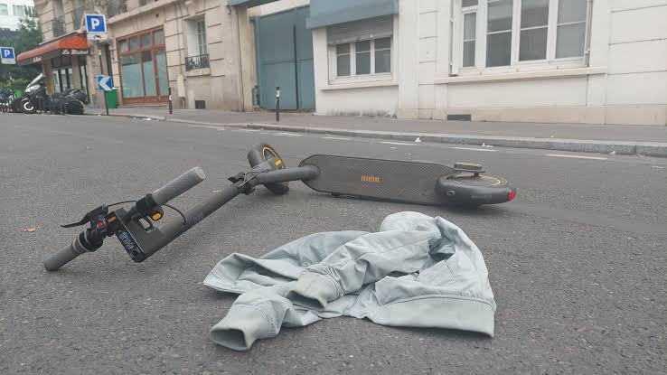 Lyon : deux adolescents meurent à trottinette, percutés par une ambulance privée - Le Parisien