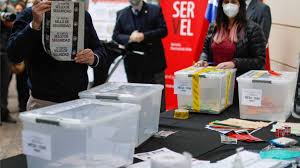 En tanto, quienes incumplan con presentarse a sus funciones como vocal de mesa, arriesgan multas que van desde las 2 a las 8 utm. Elecciones 2021 Servel Exhibio Sellado De Urnas Para La Noche Del Sabado