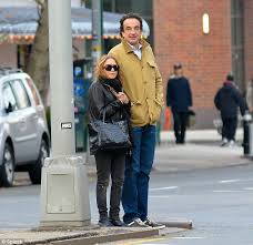 Kredit umožní i stahování neomezenou rychlostí. Mary Kate Olsen 26 Dwarfed By Boyfriend Olivier Sarkozy 42 As They Take Stroll Before Getting Cosy At Nba Game Daily Mail Online