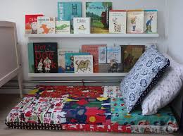 Leeshoek Maken Met Plankjes Van De Ikea Om Boeken Mooi En Aantrekkelijk Uit Te Stallen Leeshoek Leeshoekje Kinderen Lezen