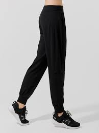 Garudasana Yoga Trousers Sweatpants In Black
