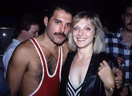 Freddie mercury left her huge real estate before he died. 25 Photos Of Freddie Mercury With His First And Only True Love Mary Austin Bored Panda