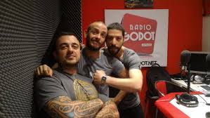 Un attacco forze al comando della polizia, che ha deciso di rispondere a chef rubio con lo stesso mezzo: Sto A Cerca I 2 Qualunque 2 Qualunque