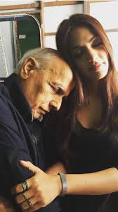 Viral video mahesh bhatt and rhea chakraborty. Rhea Chakraborty Blasts Trolls Who Said Mahesh Bhatt Is Anup Jalota Paigaam