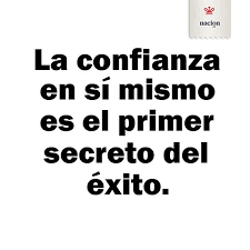 Persona con expresión de seguridad y confianza mirando un mensaje de texto, representando la estrategia para superar el ghosting y el zombieing.