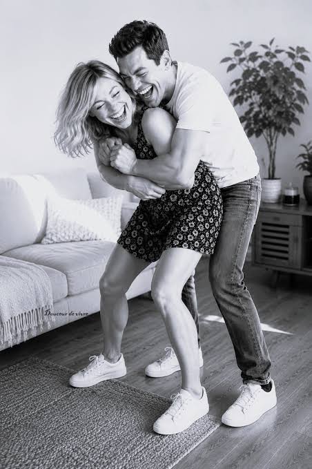Il suffit parfois d'un câlin un peu trop enthousiaste pour transformer un  instant ordinaire en véritable moment de joie. Le bonheur est meilleur à  deux !"