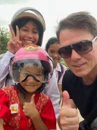 🇸🇪 𝗛𝗼𝗹𝗶𝗱𝗮𝘆 𝘄𝗶𝘁𝗵 𝗮 𝗽𝘂𝗿𝗽𝗼𝘀𝗲: 𝗦𝘄𝗲𝗱𝗶𝘀𝗵  𝘁𝗼𝘂𝗿𝗶𝘀𝘁 𝗵𝗮𝗻𝗱𝘀 𝗼𝘂𝘁 𝗺𝗼𝘁𝗼𝗿𝗰𝘆𝗰𝗹𝗲 𝗵𝗲𝗹𝗺𝗲𝘁𝘀 𝘁𝗼  𝗰𝗵𝗶𝗹𝗱𝗿𝗲𝗻 𝗶𝗻 𝗛𝘂𝗮 𝗛𝗶𝗻 A Swedish tourist visiting Hua Hin has  taken it upon himself to hand out ...