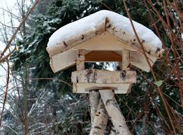 Die alternative zu hängenden futterstellen sind stehende vogelfutterhäuschen. Vogelhaus Am Stander Befestigen Beschaffenheit