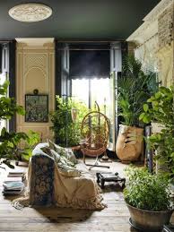 Un Interieur Vraiment Jungle Qui Dans Le Salon Additionne Les Plantes Degoulinantes Et Le Fauteuil En Rotin Suspendu Deco Interieure Deco Deco Maison