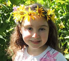 How to Make a Daisy Chain Flower Crown (Plus, Video Tutorial)