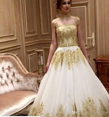Welche frau träumt nicht davon ein kleid zu tragen, das genau auf sie zugeschnitten ist? Grosshandel Hohe Hals Weisse Tull Brautkleider Goldene Applikationen Armellos Kapelle Zug Prinzessin Brautkleid Mit Charme Mittlerer Osten Stil Brautkleider Von Xzy1984316 248 5 Auf De Dhgate Com Dhgate