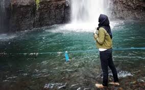 Sekilas memang terlihat hampir menyerupai tirai yang datar. Curug Luhur Bogor Tiket Aktivitas April 2021 Travelspromo