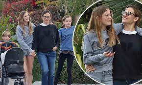 Updated 2224 gmt (0624 hkt) may 2, 2020. Jennifer Garner Gets Gleeful Children Some Fresh Air As They Enjoy Sunlit Stroll In Los Angeles Daily Mail Online