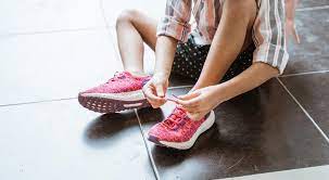 رؤيا لبس الأسود على موت شخص في الحلم للعزباء دليل على أنها تشعر بالوحدة والتوتر بسبب فشلها في أمر ما. Ø±Ø¤ÙŠØ© Ù„Ø¨Ø³ Ø§Ù„Ø­Ø°Ø§Ø¡ ÙÙŠ Ø§Ù„Ù…Ù†Ø§Ù…